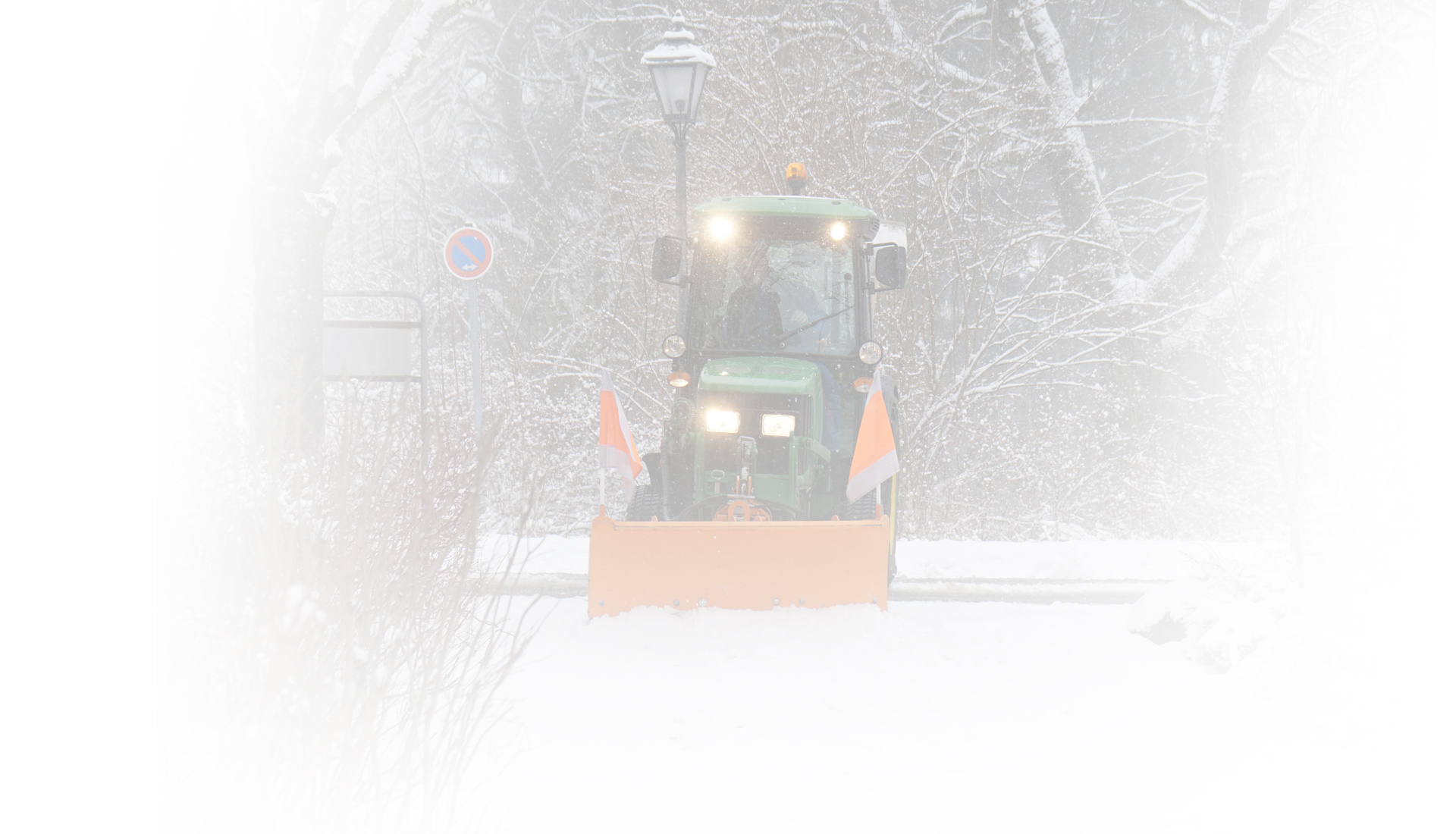 Hausmeisterfahrzeug bei winterlichem Einsatz
